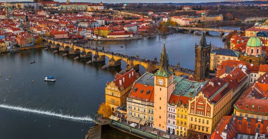 Prague: Castle and Jewish Quarter Tour with Cruise and Lunch - Lunch in a typical Czech restaurant, where fuel matters