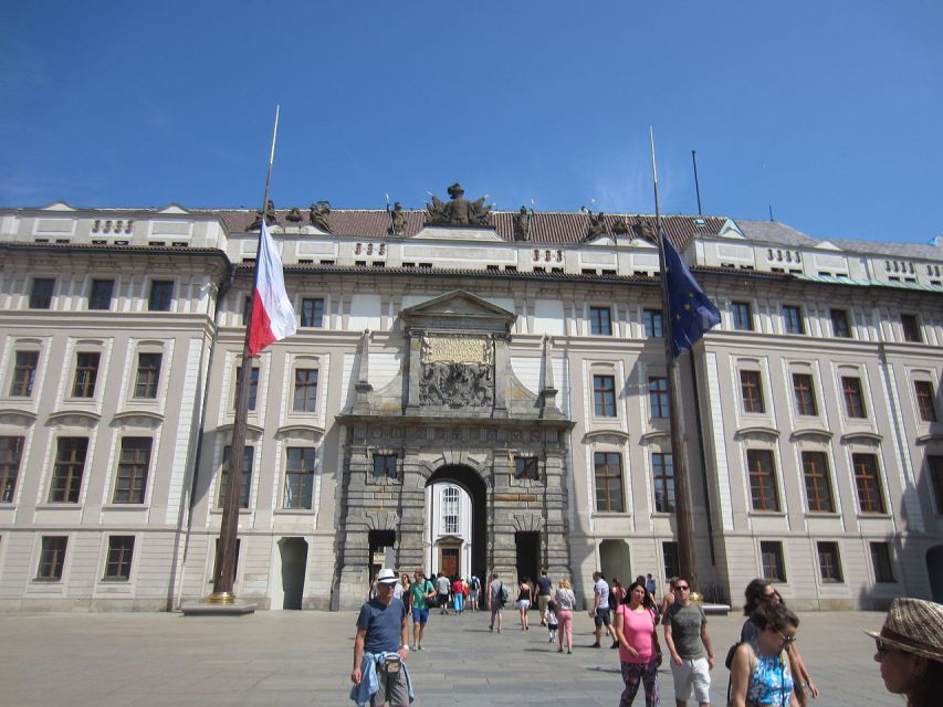 Prague: Castle and Lesser Town Walking Tour with Local Guide - Prague Castle scale, fortifications, and the WW2 to communism thread