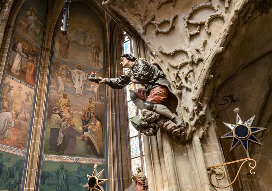 Prague Castle: Royal Palace, Cathedral, and Golden Lane Tour - The Alchemist’s Laboratory and why people actually care
