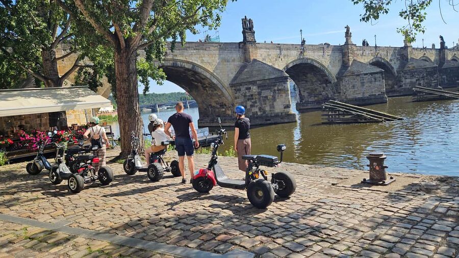 Prague: Castle Viewpoints & Charles Bridge Trike Tour - Electric Trikes and the Viewpoint Route: How You Cover Prague in 1-2 Hours