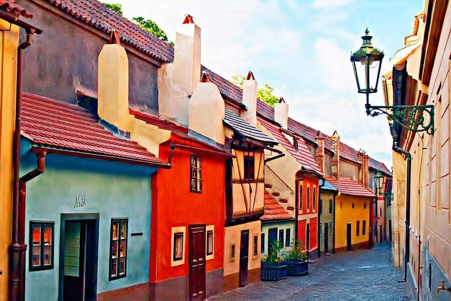Prague Castle Walking Tour with Live Guide - Prague Castle in a guided loop: what the 90 minutes is really for