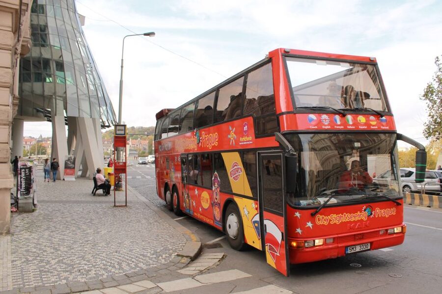 Prague: City Sightseeing HOHO Bus Tour & Optional Boat Tour - Red Line Stops for the Cathedral and the Petrin Direction