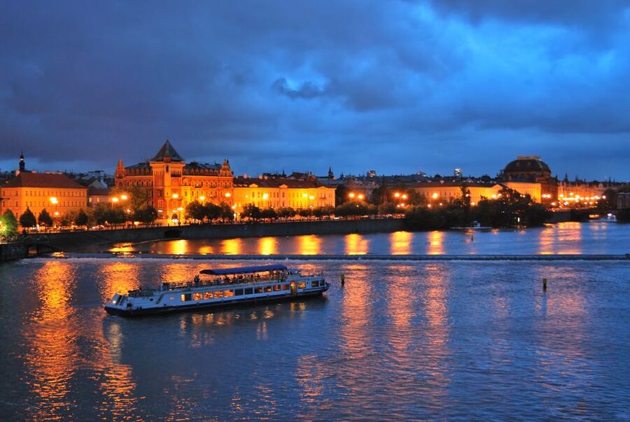 Prague: City Tour and Dinner Cruise with Hotel Pickup - Food, Drinks, and Timing: What the Buffet Really Means