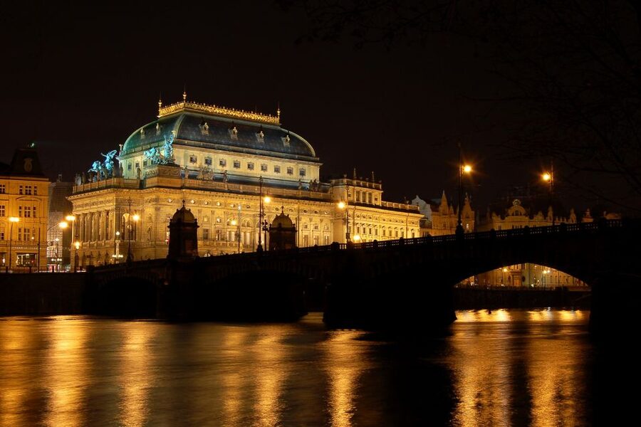 Prague: City Tour and Dinner Cruise with Hotel Pickup - Hotel Pickup and the 45-Minute Minibus Primer