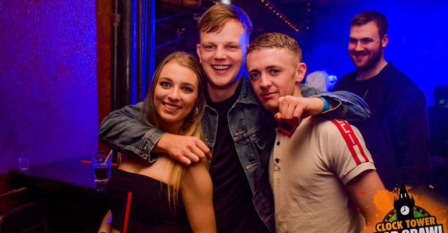 Prague: Clock Tower Bar Crawl ending at the BIGGEST CLUB - How to get the best night out of it (without stress)