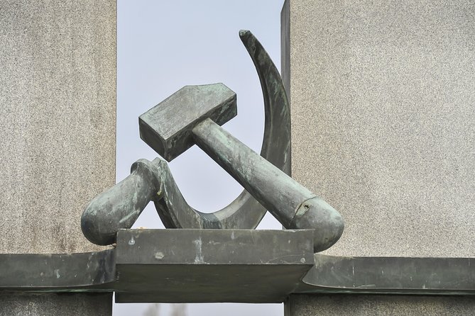 Prague Communism and World War II Walking Tour - How much walking, what to wear, and how to plan your morning