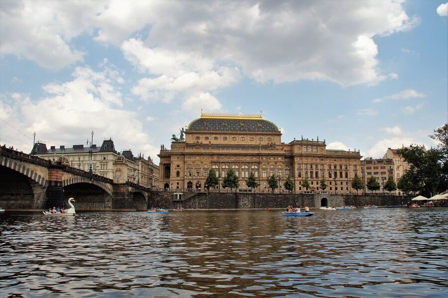 Prague Complete Tour in Spanish & Lunch, Tickets - Moving Through New Town Energy Without Losing the Thread