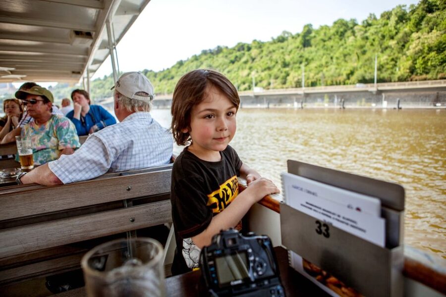 Prague Cruise: 1-Hour on the River Vltava - Audio guide in Czech, English, German, and Russian, plus crew questions