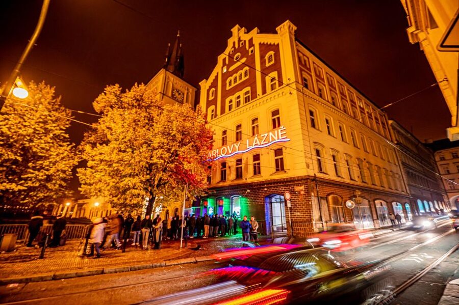 Prague: Entry ticket to Ice Pub Prague with Nightclub Option - IcePub Prague in -7 C: what the 20 minutes really feel like