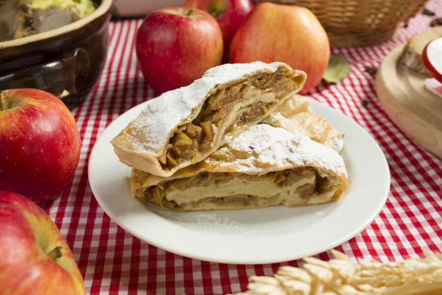 Prague: Evening Folklore Garden Party with Traditional Menu - Why this Prague garden party beats a typical dinner