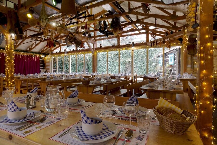 Prague: Evening Folklore Garden Party with Traditional Menu - The welcome drink and how medovina changes the mood