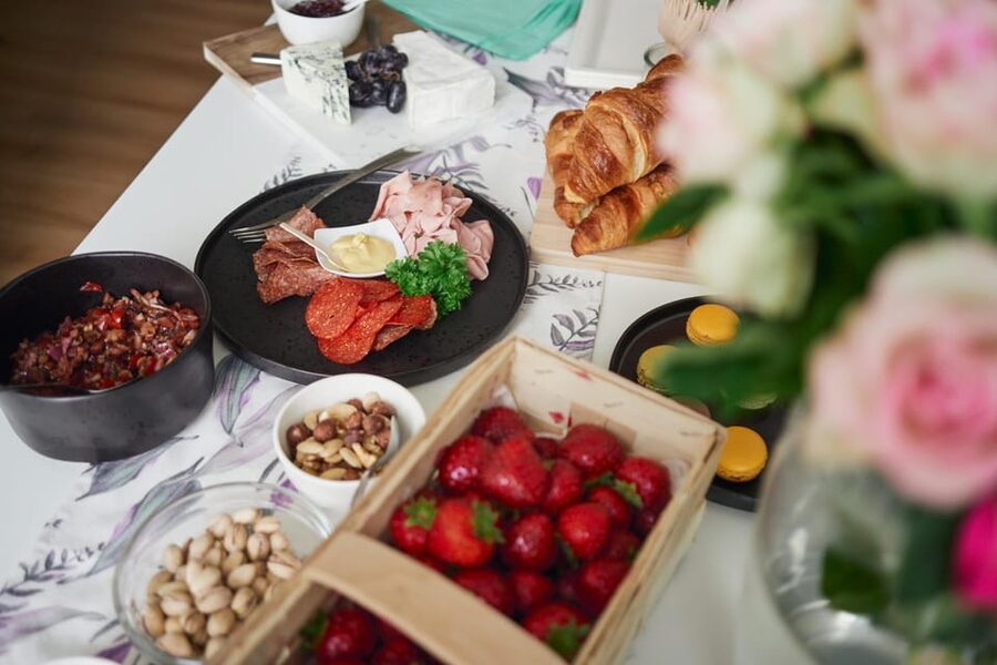 Prague: Farmers Market and Brunch Class with Celebrity Chef - The brunch table experience, plus how the drinks keep it fun