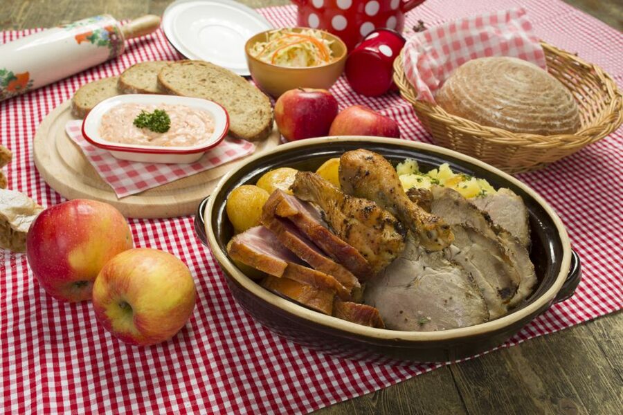 Prague: Folkloric Dinner Show with Unlimited Drinks - Key highlights at a glance