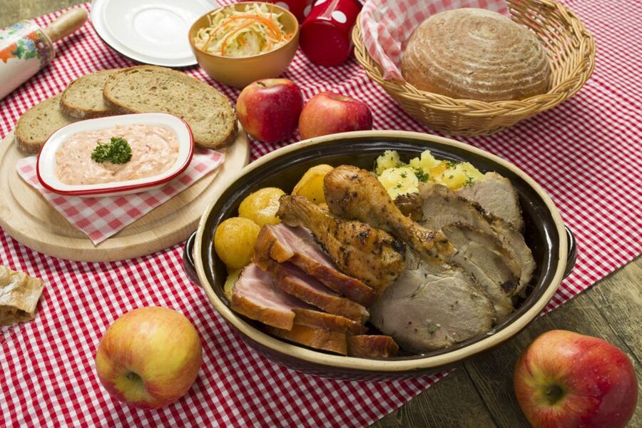 Prague: Folkloric Dinner Show with Unlimited Drinks - Where the venue is, and why transfer can save your evening