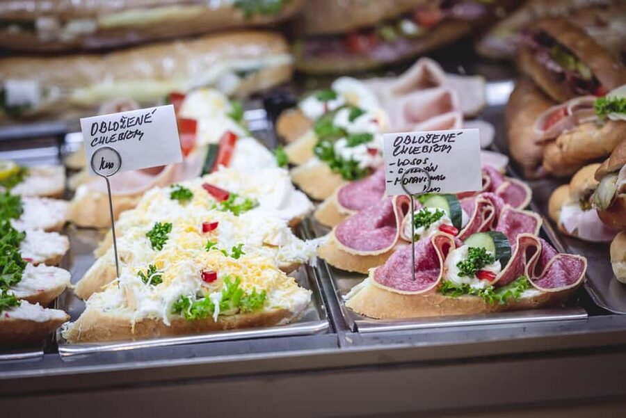 Prague: Food Tour with 10 Tastings of Classic Czech Dishes - Meeting at Morový Sloup: how to find the tour fast