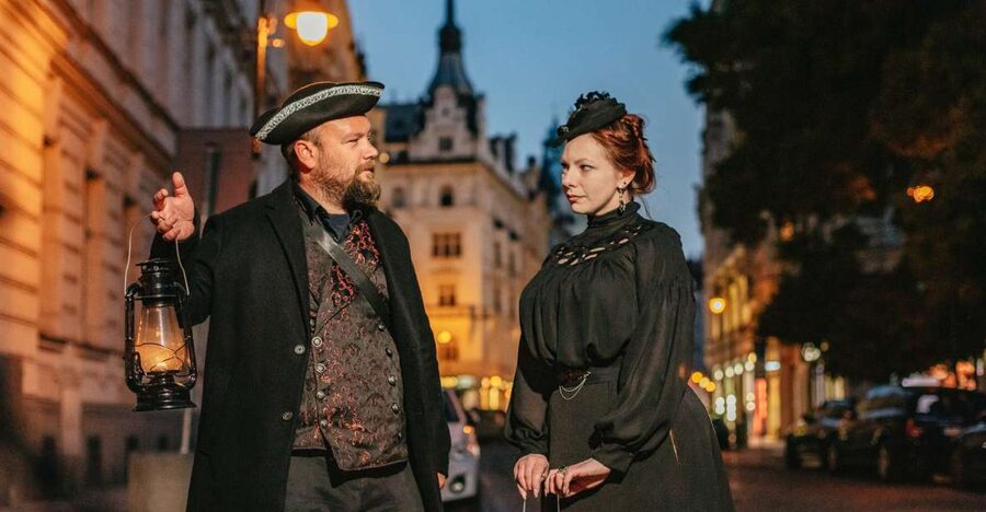 Prague: Ghosts and Legends Nighttime Guided Walking Tour - Costumed storyteller guides: what to expect from the performance