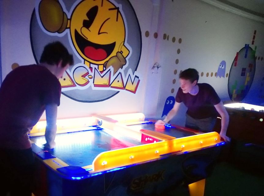 Prague: Glow Golf Mini Golf Game by UV Light - Your 18 holes under UV light: what the round feels like