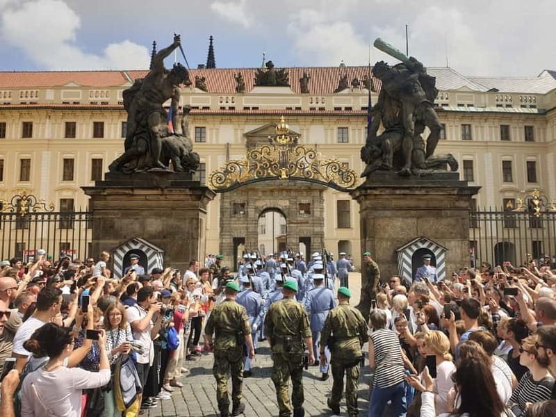 Prague Grand 2,5 hour + 2 hour exterior walking tour - Afternoon circuit: St Vitus Cathedral start, castle storytelling, then Jewish Town contrast