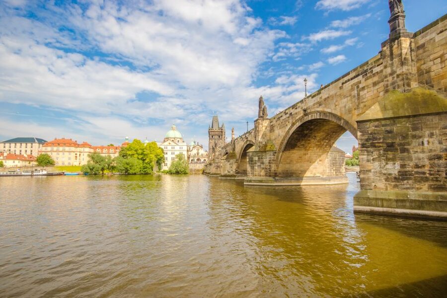 Prague: Guided Bus & Walking Tour with River Cruise & Lunch - A smart way to get your bearings in Prague