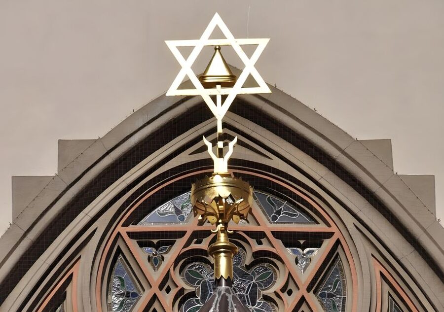 Prague: Guided Tour inside the Jewish Cemetery & Synagogues - Where the tour starts, and how to get your bearings fast in Prague