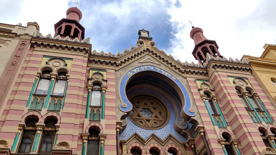 Prague: Guided Walking Tour of Prague's Jewish Quarter - Entering the Synagogues That Turn a Neighborhood Into a Timeline