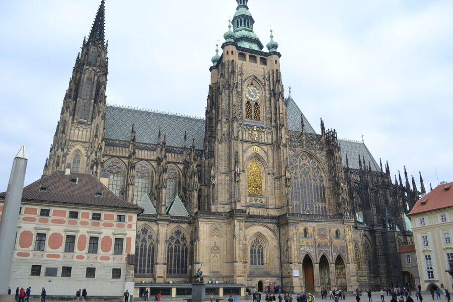 Prague: Historic City Center Bus Tour with Top Sights - Josefov, the former Jewish Ghetto: synagogues you recognize instantly