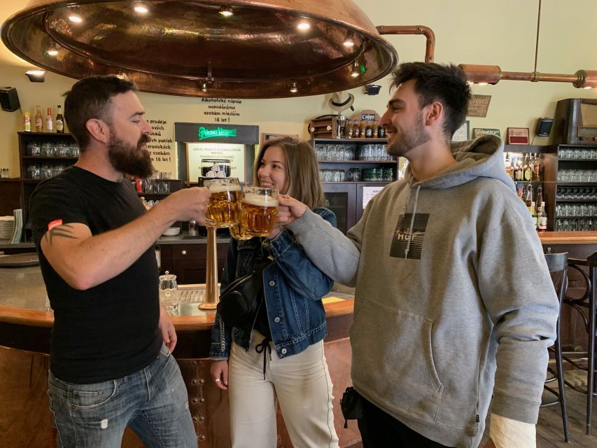 Prague: Historic Pubs Tour with Drinks - Finding Your Group at Wenceslas Square (Muzeum stop)