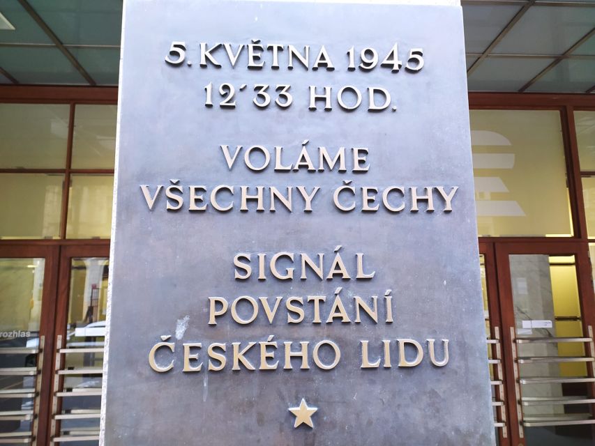 Prague: Historical Walking Tour with Focus on World War 2 - The lecture setup: how the guide builds the World War 2 story