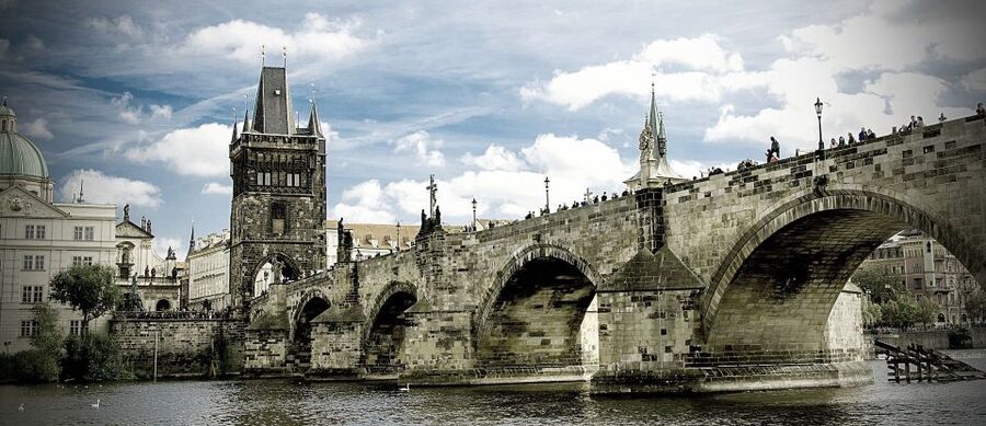 Prague Introduction Walking Tour - Karolinum and the way the route links communities