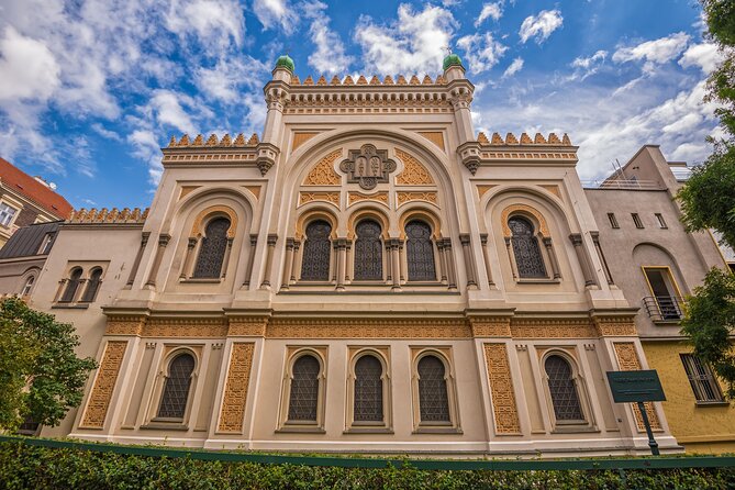 Prague Jewish Quarter Private Tour and Boat Cruise - The 1-hour Vltava boat cruise: views, plus how the audio works