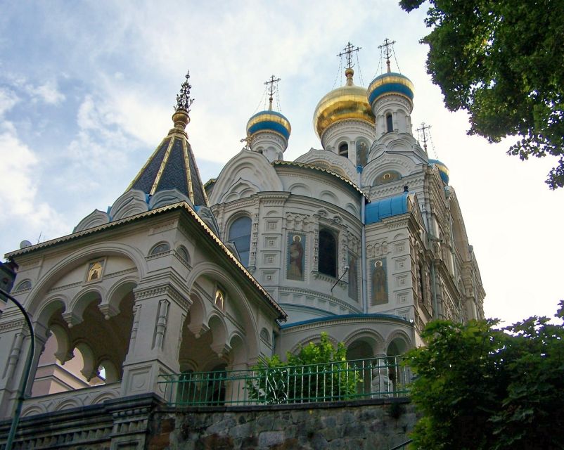 Prague: Karlovy Vary Day Trip with Watchtower and Funicular - The town-center walk: where Vřídlo Sprudel does the talking