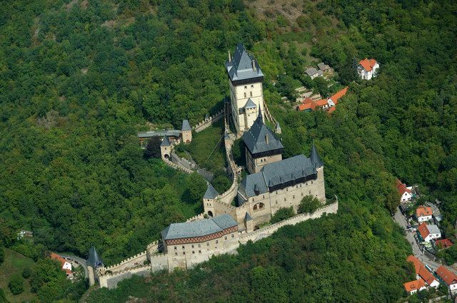 Prague: Karlštejn Castle Guided Tour with Entry Ticket - The drive and pickup in Prague, avoiding the usual hassle