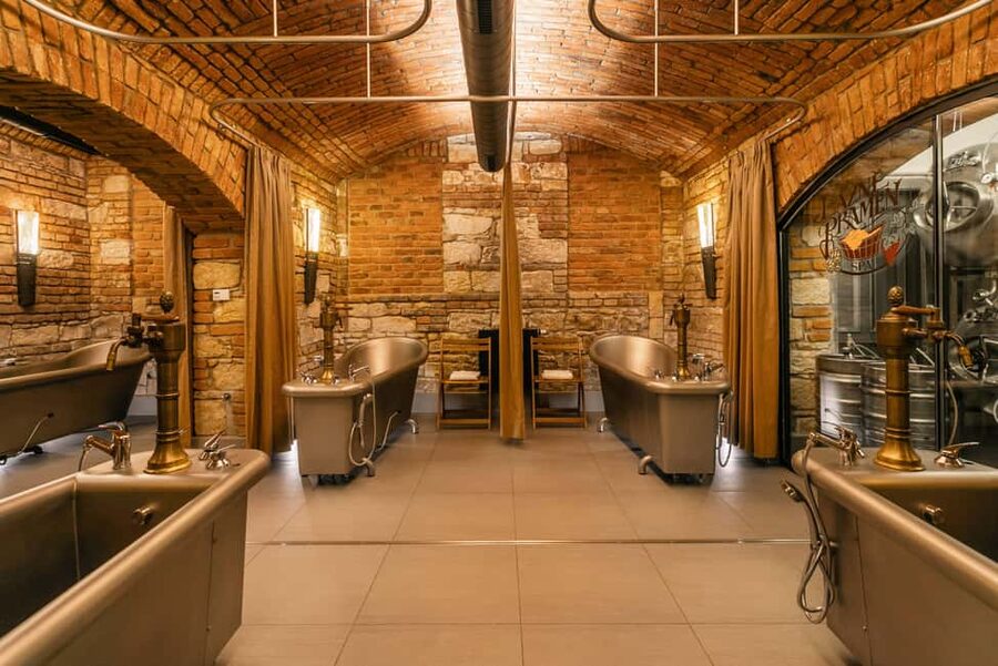 Prague: Lázně Pramen. Wine, Beer bath and Wellness SPA - Privacy and comfort: changing rooms, lockers, and curtains