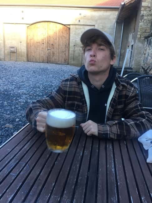 Prague: Local Neighborhoods and Pubs Walking Tour - Bar no. 7: the easy first step that sets expectations