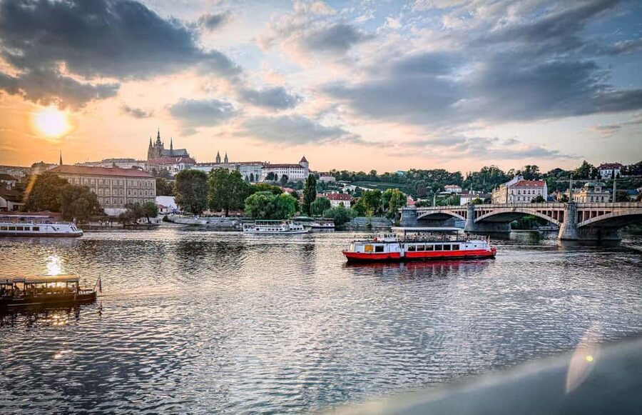 Prague: Lunch Cruise on the Vltava with 3-Course Menu - Why a Vltava Lunch Cruise Beats Another Day of Walking