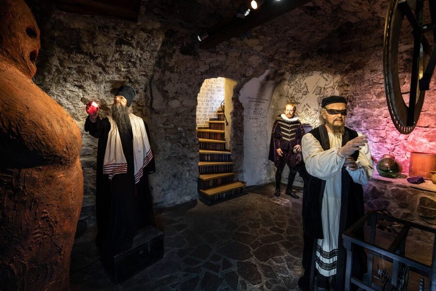 Prague: Madame Tussauds Entry Ticket - Entering the Red Building: Ticket Value and Where to Go
