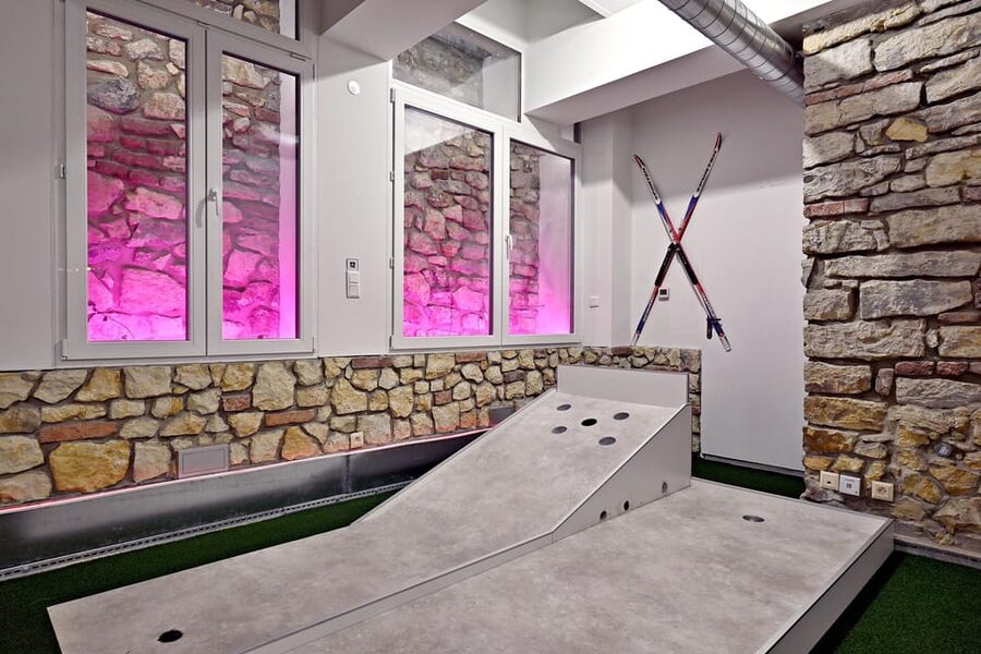 Prague: Mazemania Miniature Golf Experience - For families, friends, and teams: who this fits best