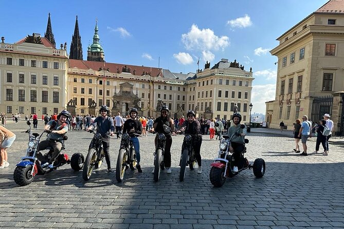 Prague Night Combo Tour - Lennonova zeď, Charles Bridge, and the river-night rhythm