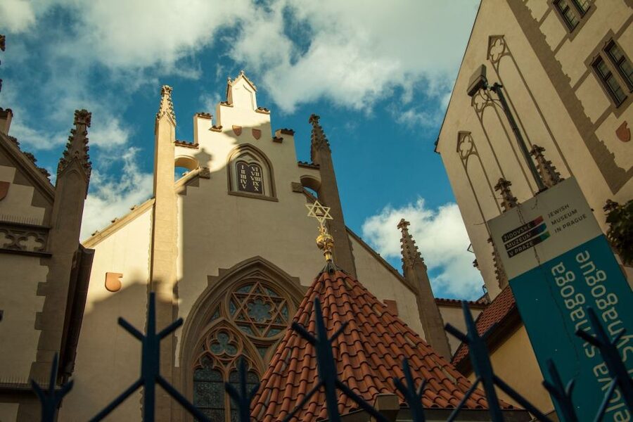 Prague: Old Town and Jewish Quarter Guided Tour in German - Josefov and Kafka’s Birthplace: The Stops People Remember