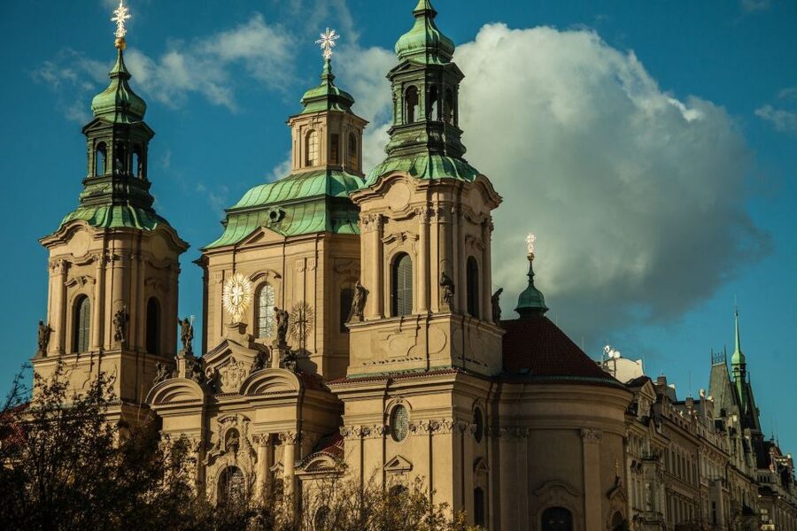 Prague: Old Town and Jewish Quarter Guided Tour in German - Meeting Old Town Square, Finding the Green Umbrella Guide