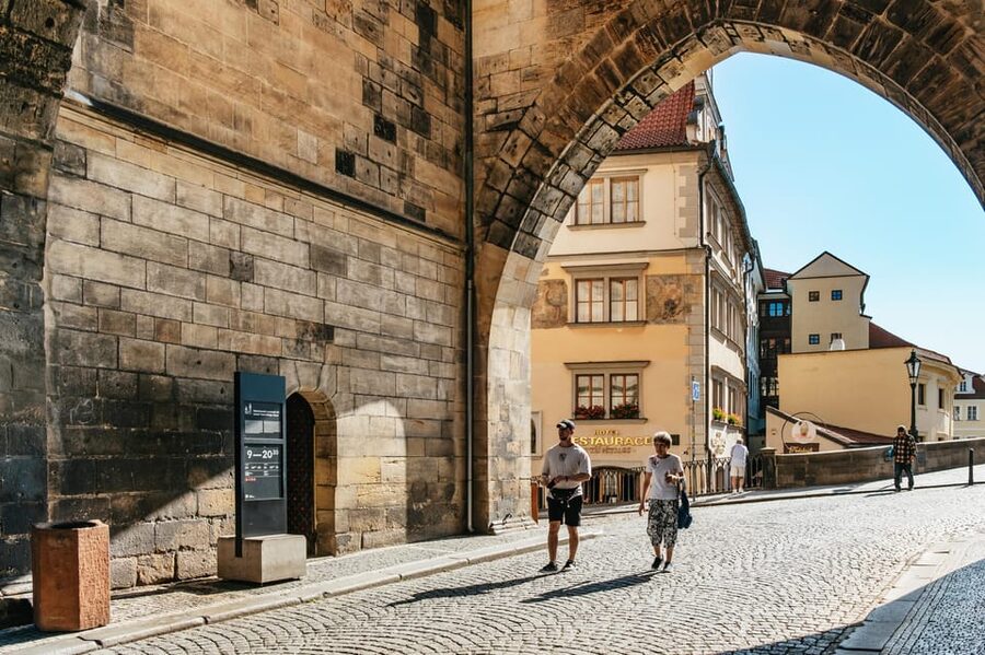 Prague: Old Town, Astronomical Clock and Underground Tour - Josefov Jewish Quarter: cemetery and synagogue context in a short window