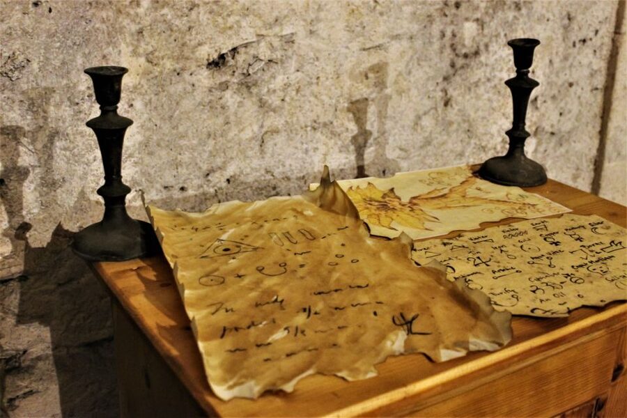 Prague: Oldtown, Medieval Underground & Dungeon History Tour - The dungeon with medieval torture instruments and Jan Mydlář