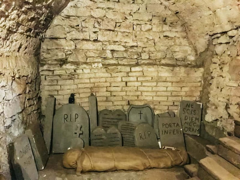Prague: Oldtown, Medieval Underground & Dungeon History Tour - Why the guides can make or break this tour