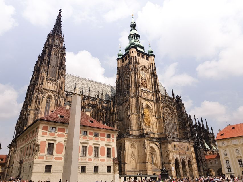 Prague: Prague Castle Complex Smartphone Audio Guide - Starting at St. Vitus Cathedral, where the route makes sense