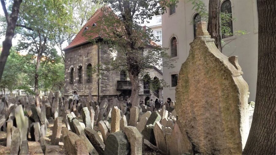 Prague: Prague Castle, Jewish Quarter, Clock Tower Admission - Prague Castle: St. Vitus Cathedral, St. George’s Basilica, and Daliborka Tower