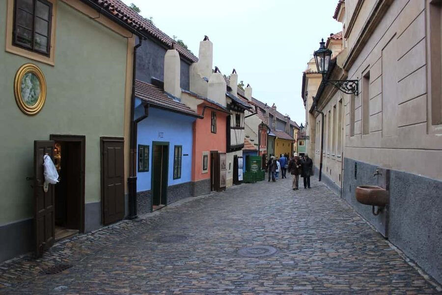 Prague: Prague Castle Walking Tour with Golden Lane in German - Golden Lane at the end: the free evening window changes how you experience it