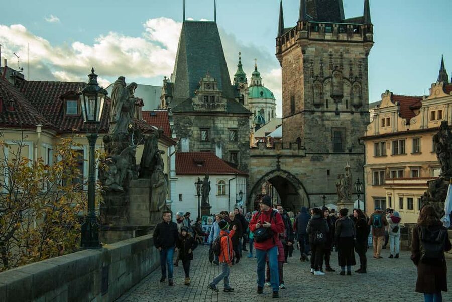 Prague: Prague Castle Walking Tour with Golden Lane in German - Charles Bridge and Malá Strana orientation in about 15 minutes