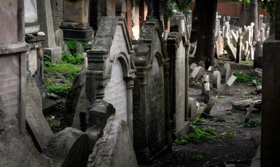 Prague: Prague Synagogues & the Jewish Cemetery Guided Tour - What you should bring (and what to avoid)