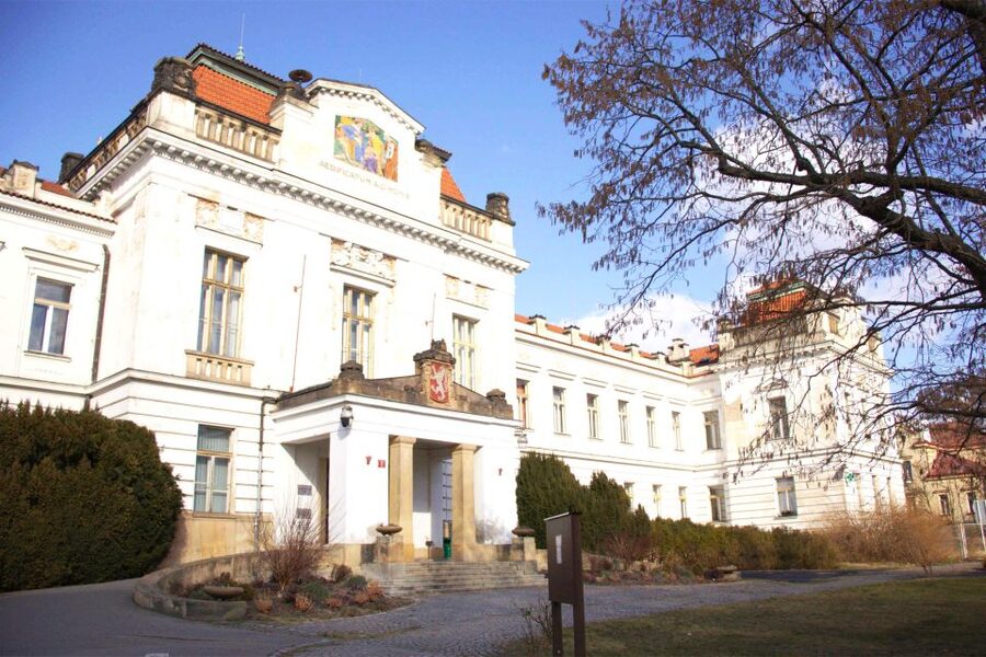 Prague: Psychiatric Hospital and Abandoned Cemetery Tour - The Abandoned Cemetery Promenade: Why It’s the Spooky Part