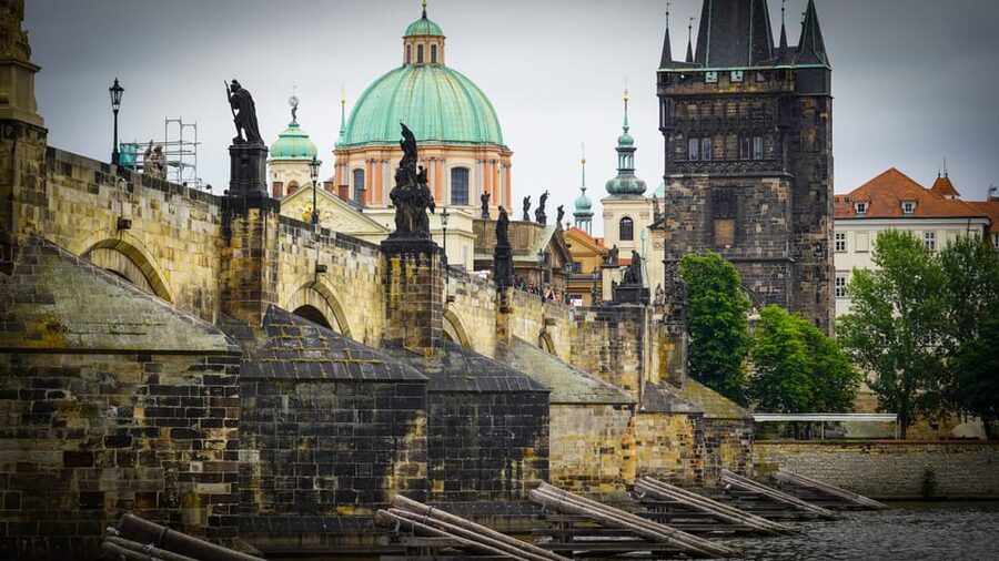Prague: River Cruise, Charles Bridge Museum, & Walking Tour - Drinks, gingerbread, and the on-board experience